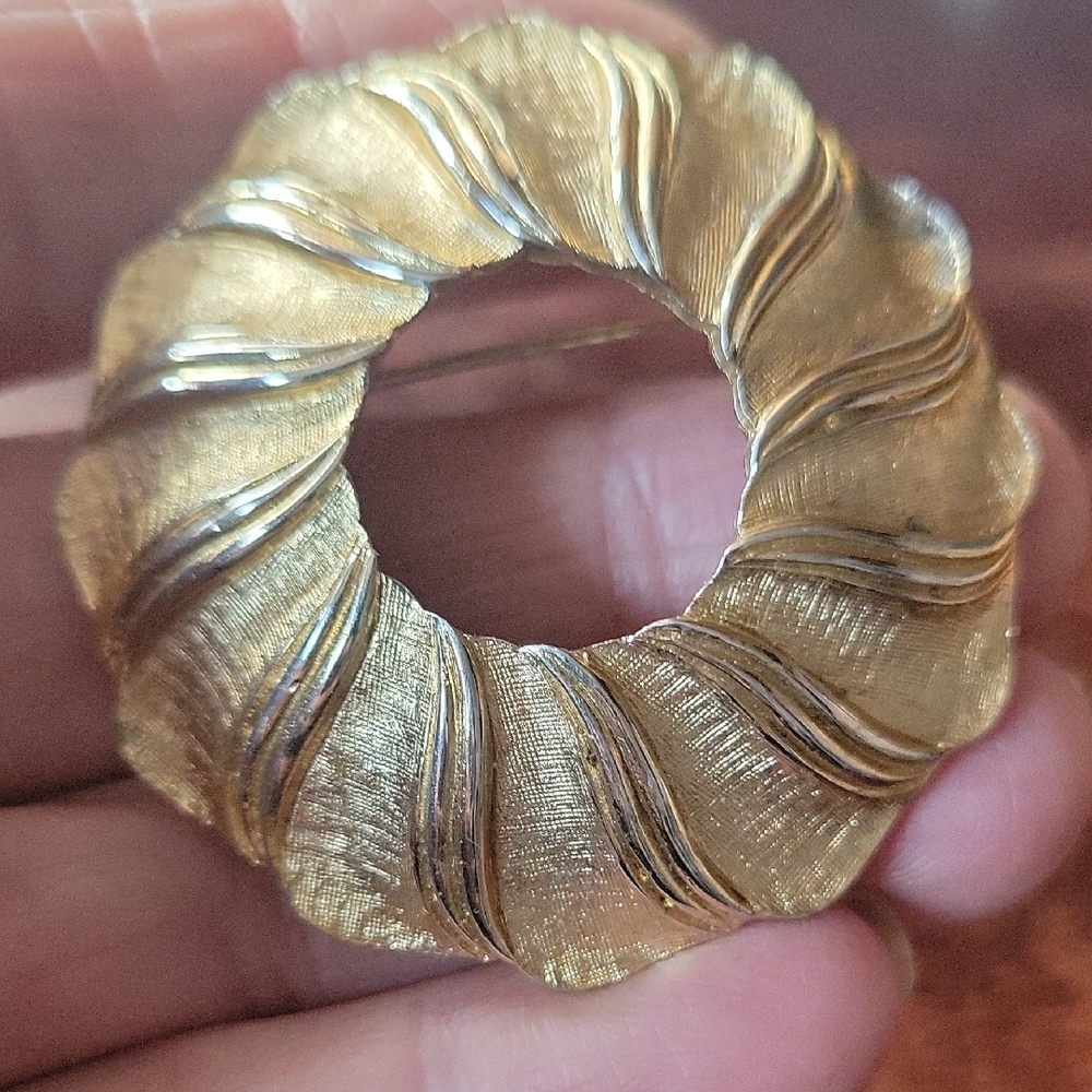 Puccini Gold-Toned Brooch